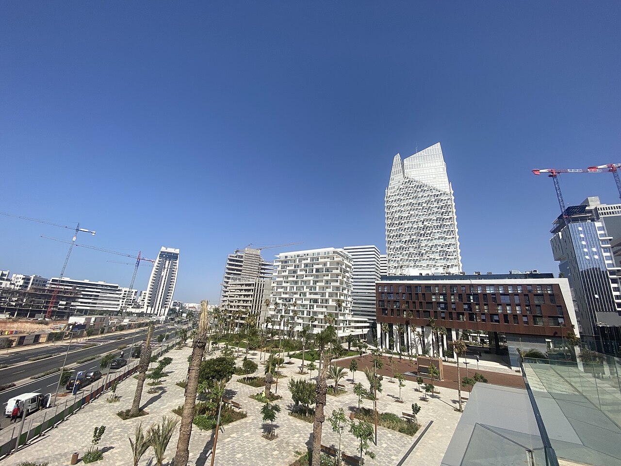 Les tours de Casablanca Finance City et l’esplanade arborée du quartier d’affaires