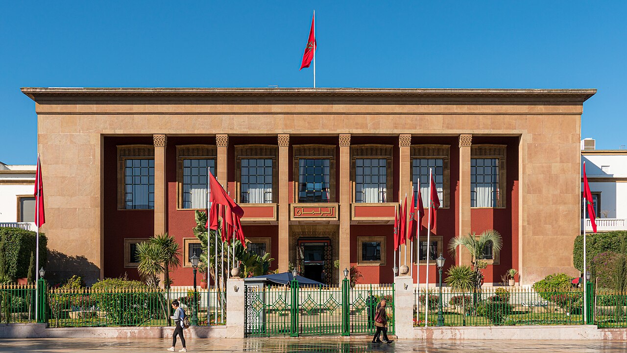 La façade du Parlement marocain à Rabat, avec ses colonnes et ses drapeaux