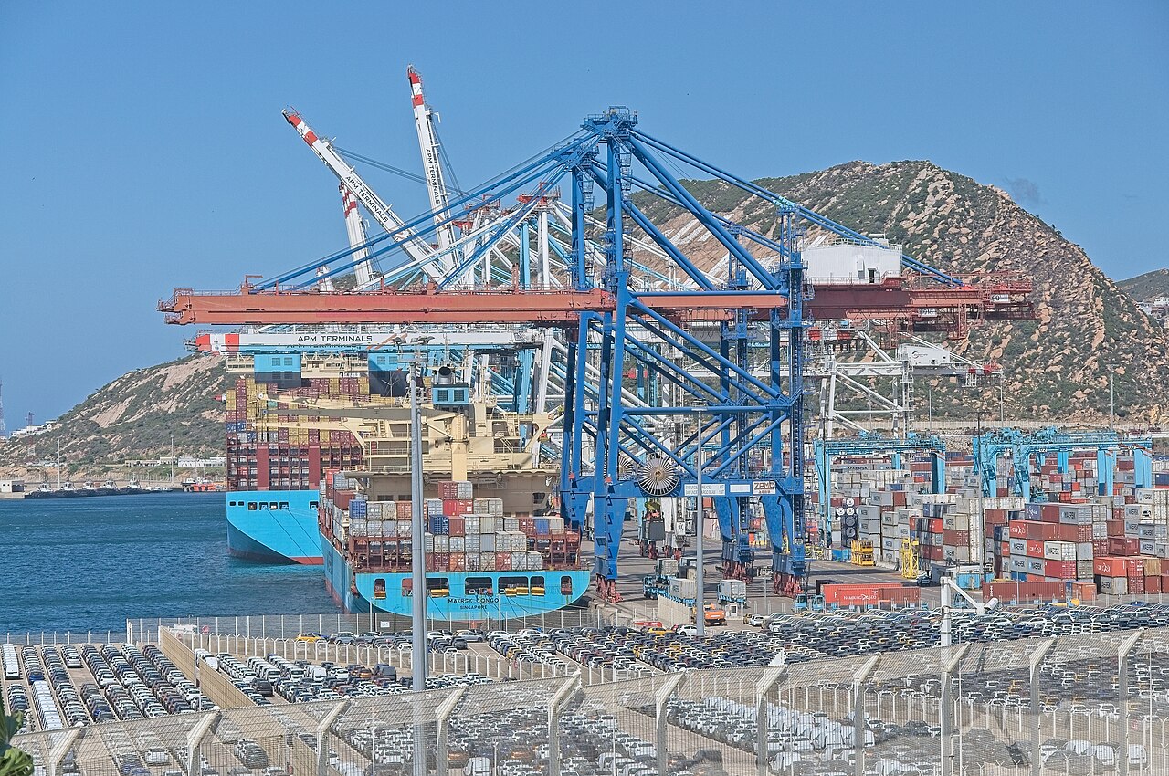 Le port de Tanger Med, avec ses portiques, un porte-conteneurs et des centaines de voitures neuves en attente d’export