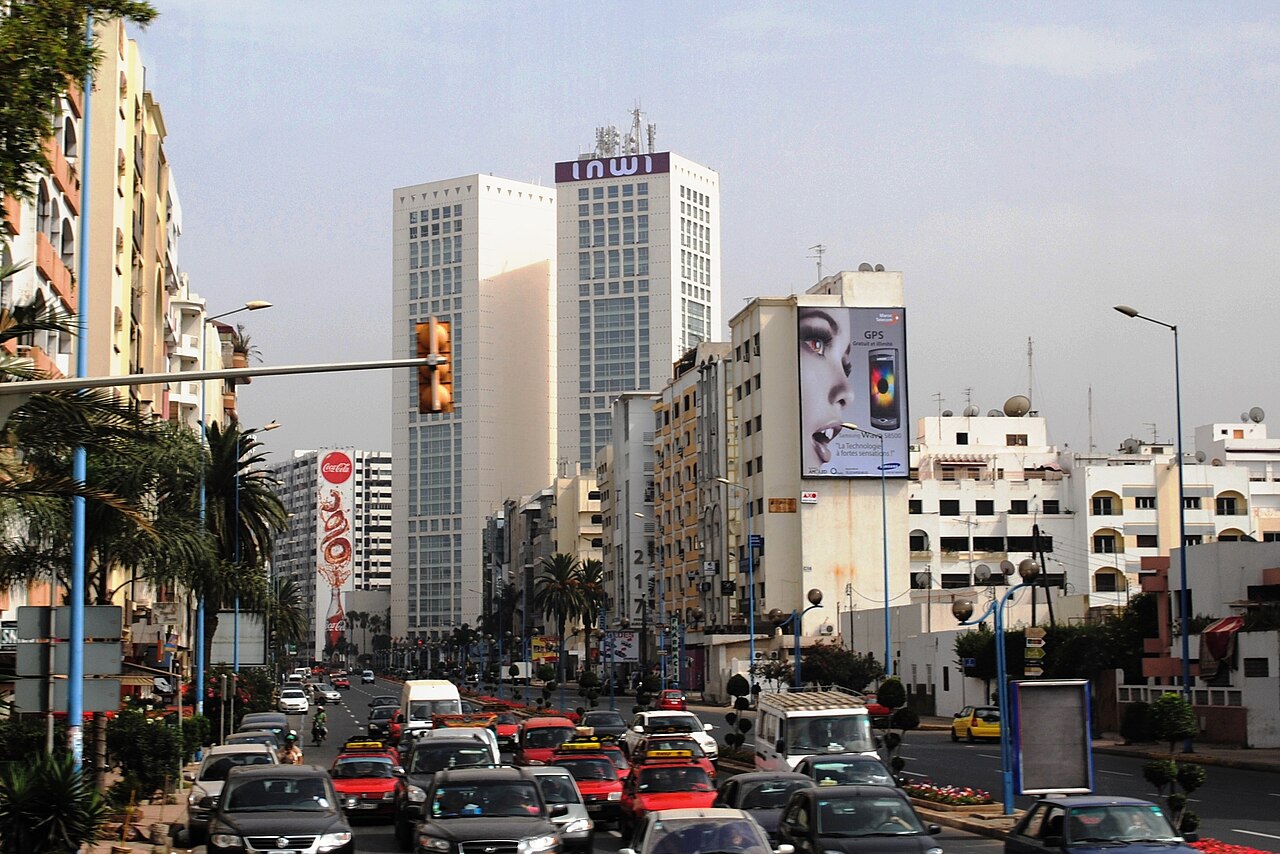Le boulevard Zerktouni à Casablanca, avec les tours du Twin Center et une circulation dense